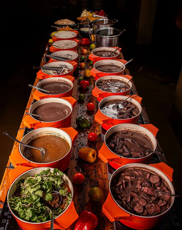Buffet à vontade do Villa Carioca com panelas de feijoada e acompanhamentos