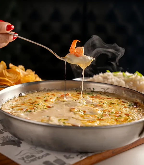 Camarão ao catupiry gratinado sendo servido