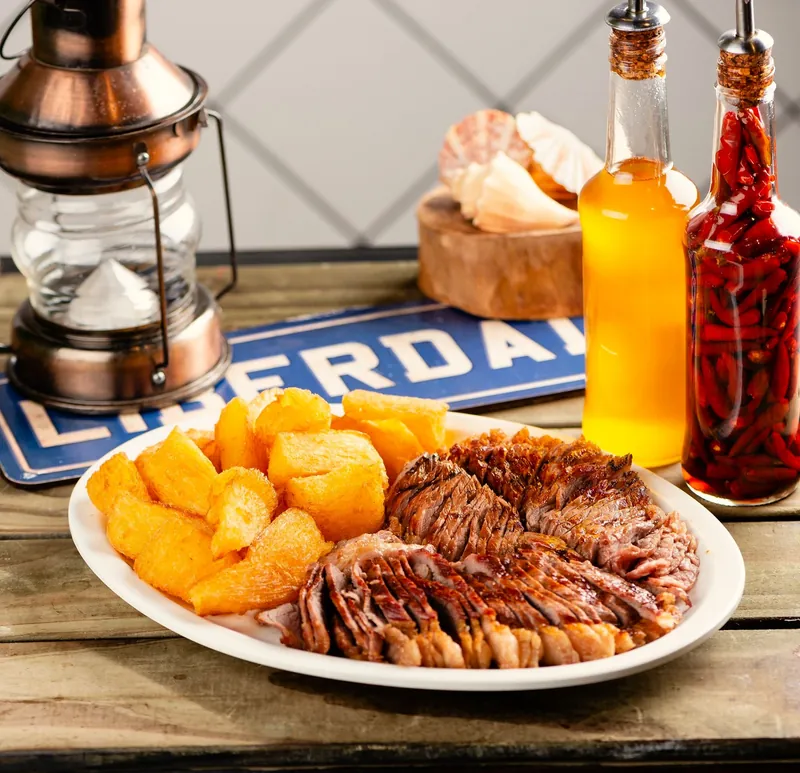 Carne de sol do Villa Carioca com mandioca frita