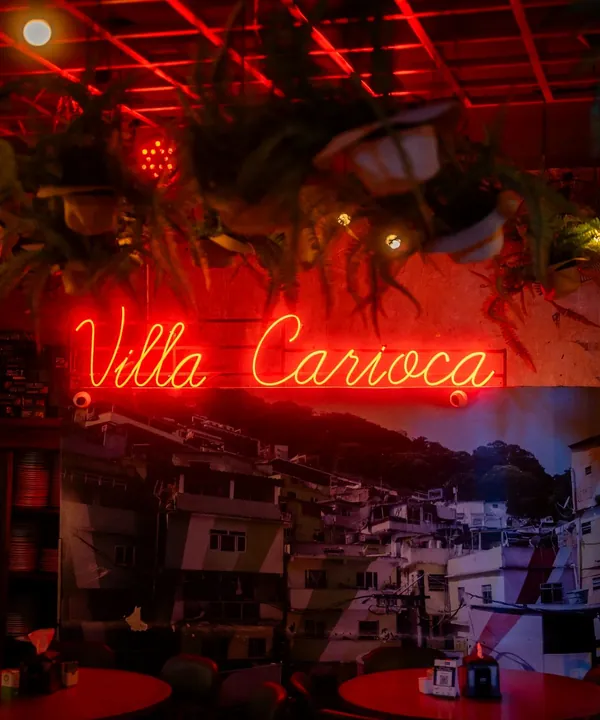 Letreiro neon do Villa Carioca aceso à noite