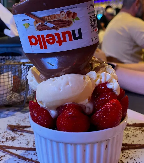 Sobremesa Garota de Nutella com morangos e sorvete