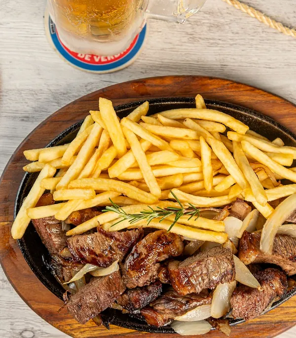 Picanha a palito acebolada com fritas na chapa